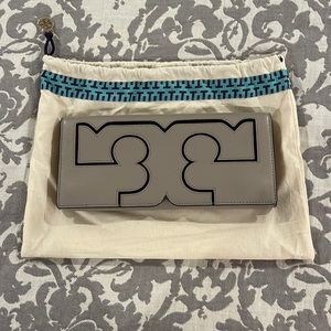 TORY BURCH Serif Clutch